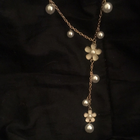 COPY - NWT 19” necklace gold chain and Pearl with white enamel daisies - Picture 4 of 5